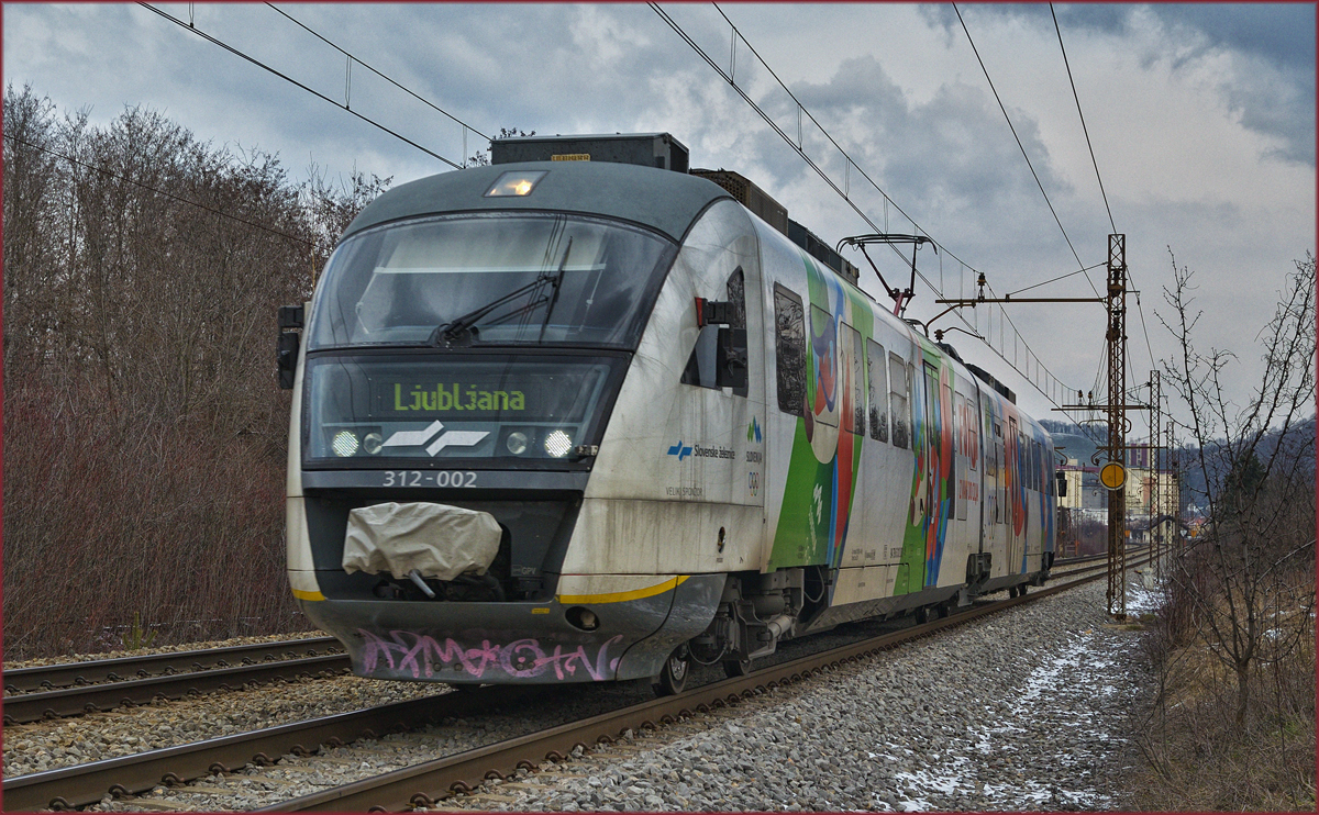 SŽ 312-002 fährt durch Maribor-Tabor Richtung Ljubljana. /21.3.2018