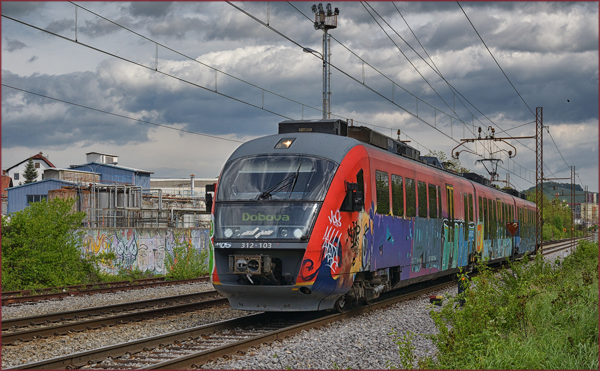 SŽ 312-103 fährt durch Maribor-Tabor Richtung Dobova. /26.4.2017