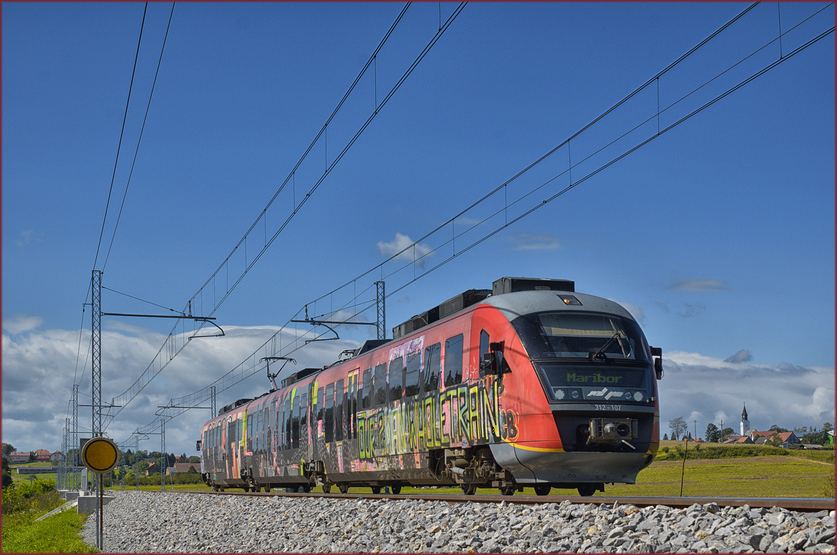 SŽ 312-107 fährt an Črešnjevec vorbei Richtung Maribor. /14.9.2017