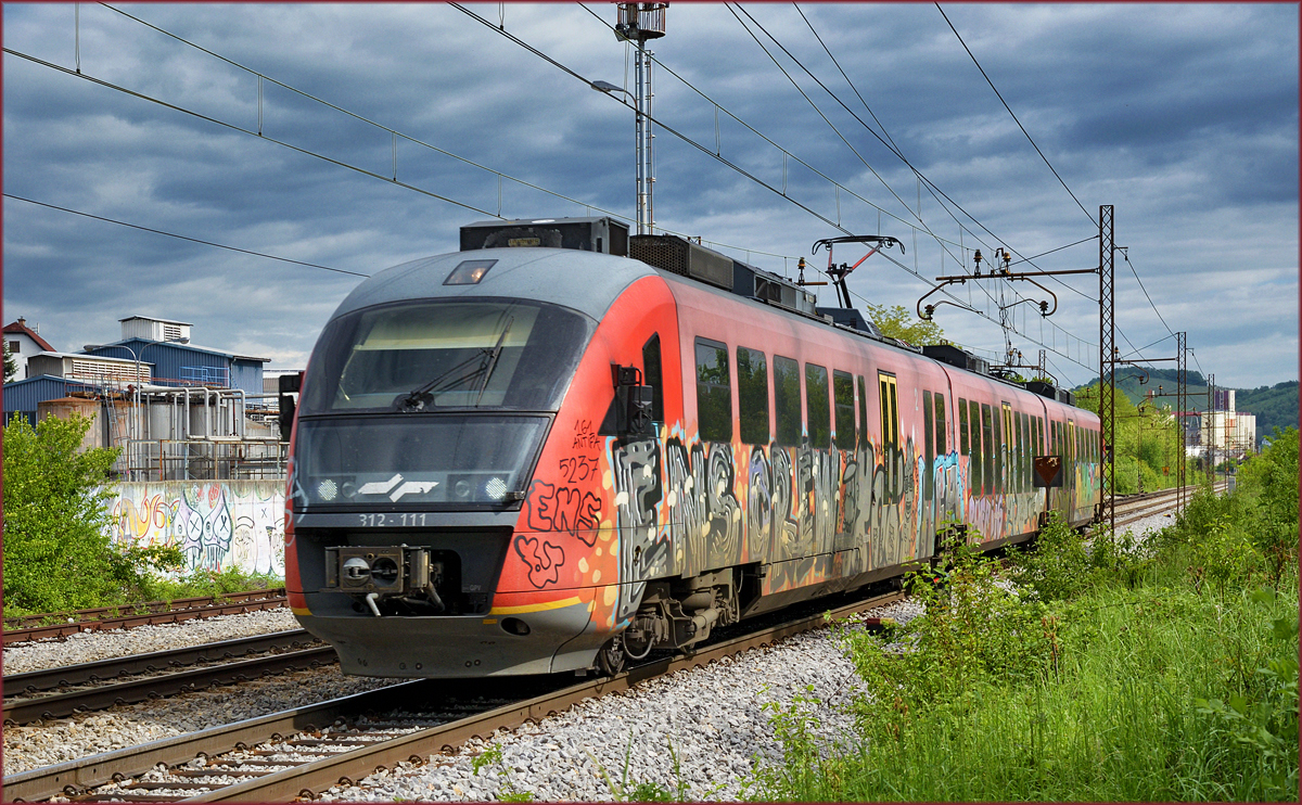 SŽ 312-111 fährt durch Maribor-Tabor Richtung Pragersko. /8.5.2017