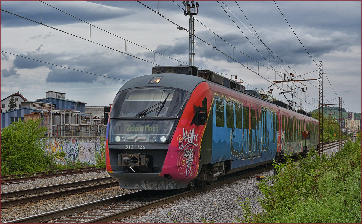 SŽ 312-125 fährt durch Maribor-Tabor Richtung Zidani Most. /26.4.2017