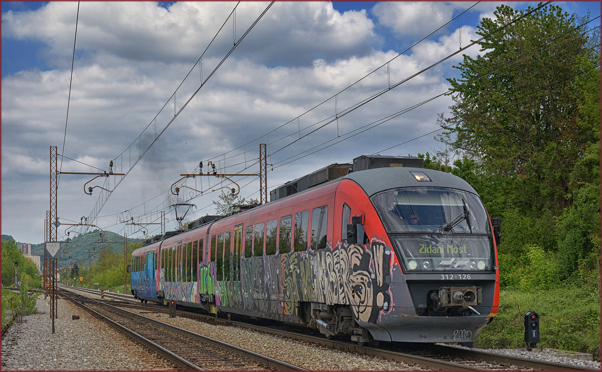 SŽ 312-126 fährt durch Maribor-Tabor Richtung Zidani Most. /30.4.2017