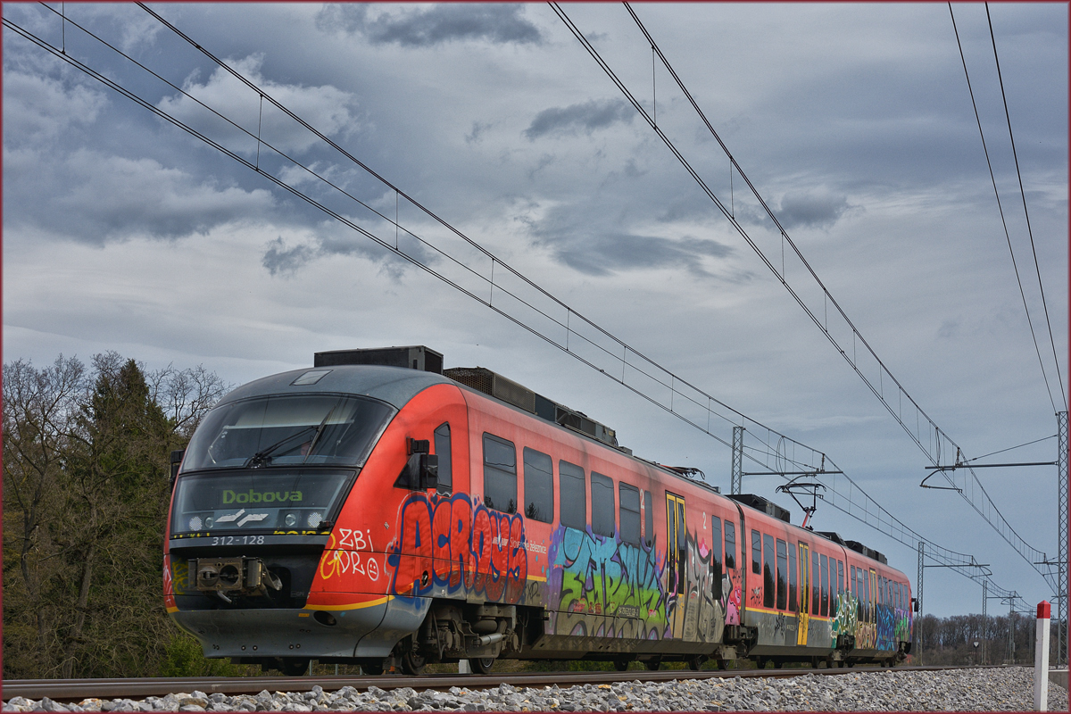 SŽ 312-128 fährt an Črešnjevec vorbei Richtung Dobova. /4.4.2018