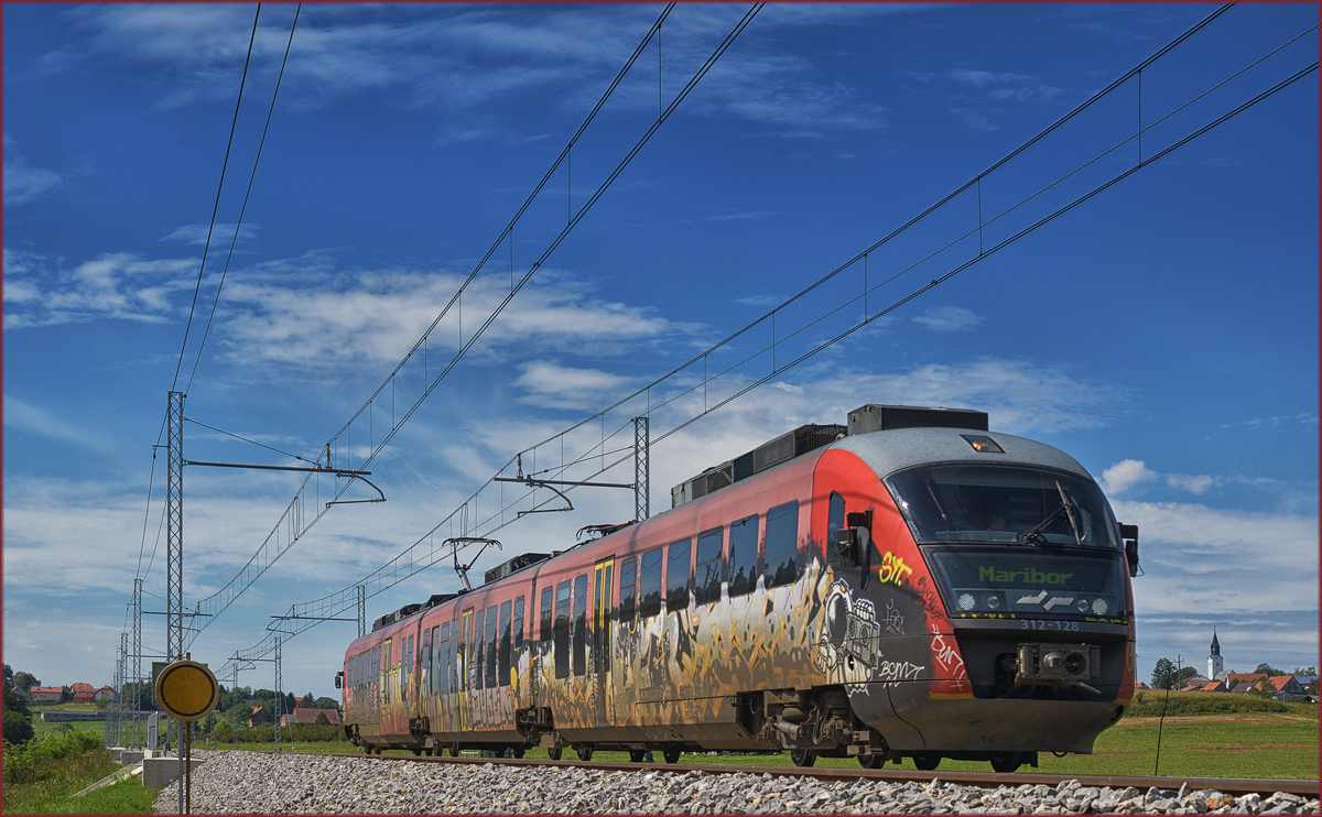 SŽ 312-128 fährt bei Črešnjevec vorbei Richtung Maribor. /6.9.2017