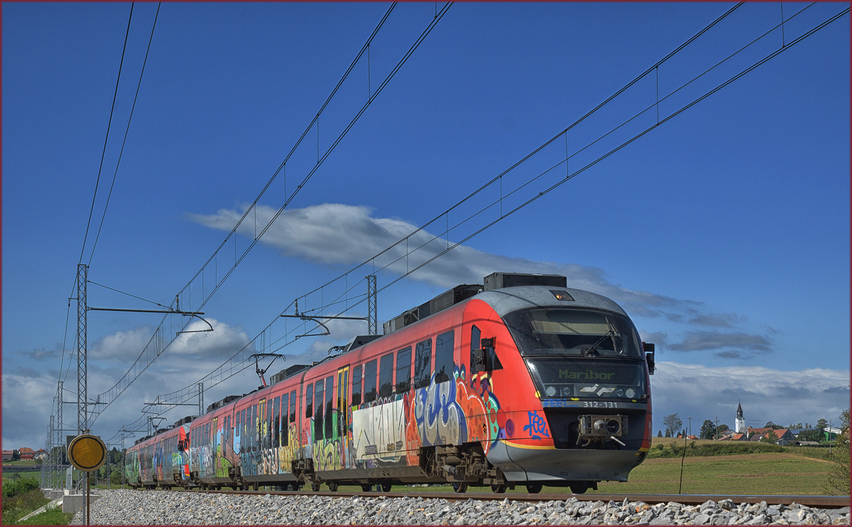 SŽ 312-131 fährt an Črešnjevec vorbei Richtung Maribor. /14.9.2017