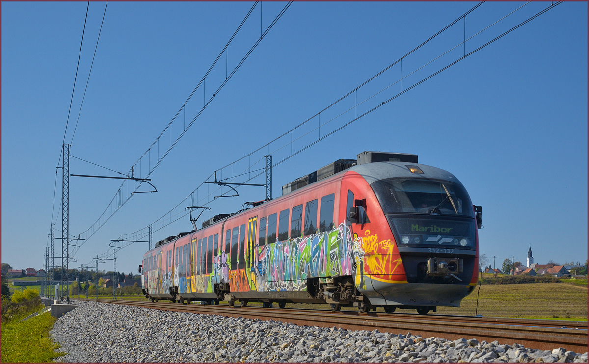 SŽ 312-132 fährt an Črešnjevec vorbei Richtung Maribor. /20.10.2017