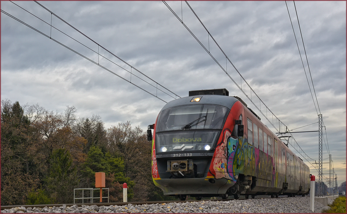 SŽ 312-133 fährt an Črešnjevec vorbei Richtung Dobova. /21.11.2017