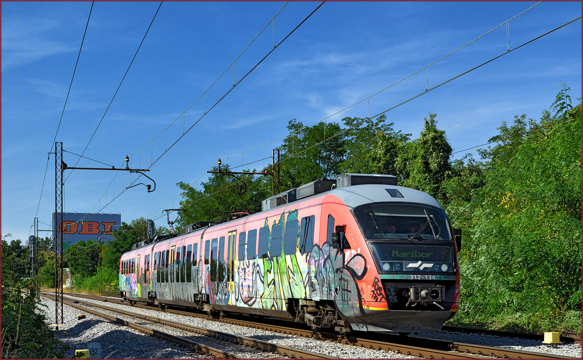 SŽ 312-134 fährt durch Maribor-Tabor Richtung Maribor HBF. /2.8.2016