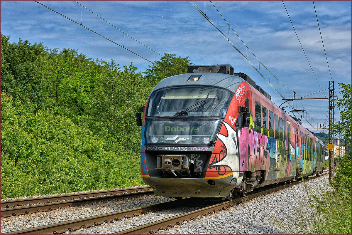 SŽ 312-136 fährt durch Maribor-Tabor Richtung Dobova. /18.5.2018