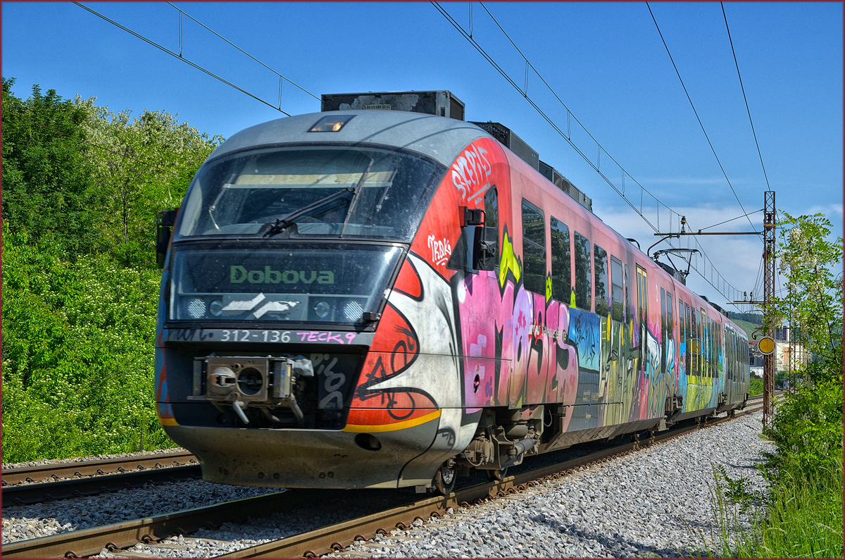 SŽ 312-136 faehrt durch Maribor-Tabor Richtung Dobova. /9.5.2018