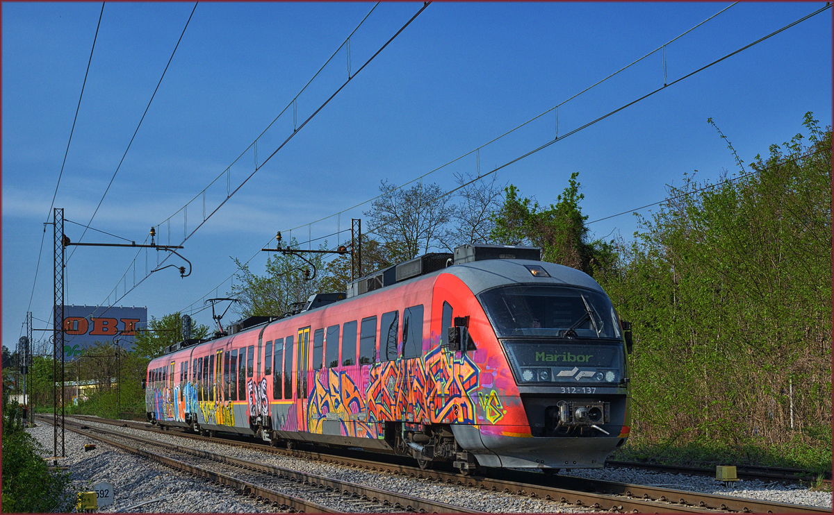 SŽ 312-137 fährt durch Maribor-Tabor Richtung Maribor HBF. /14.4.2017