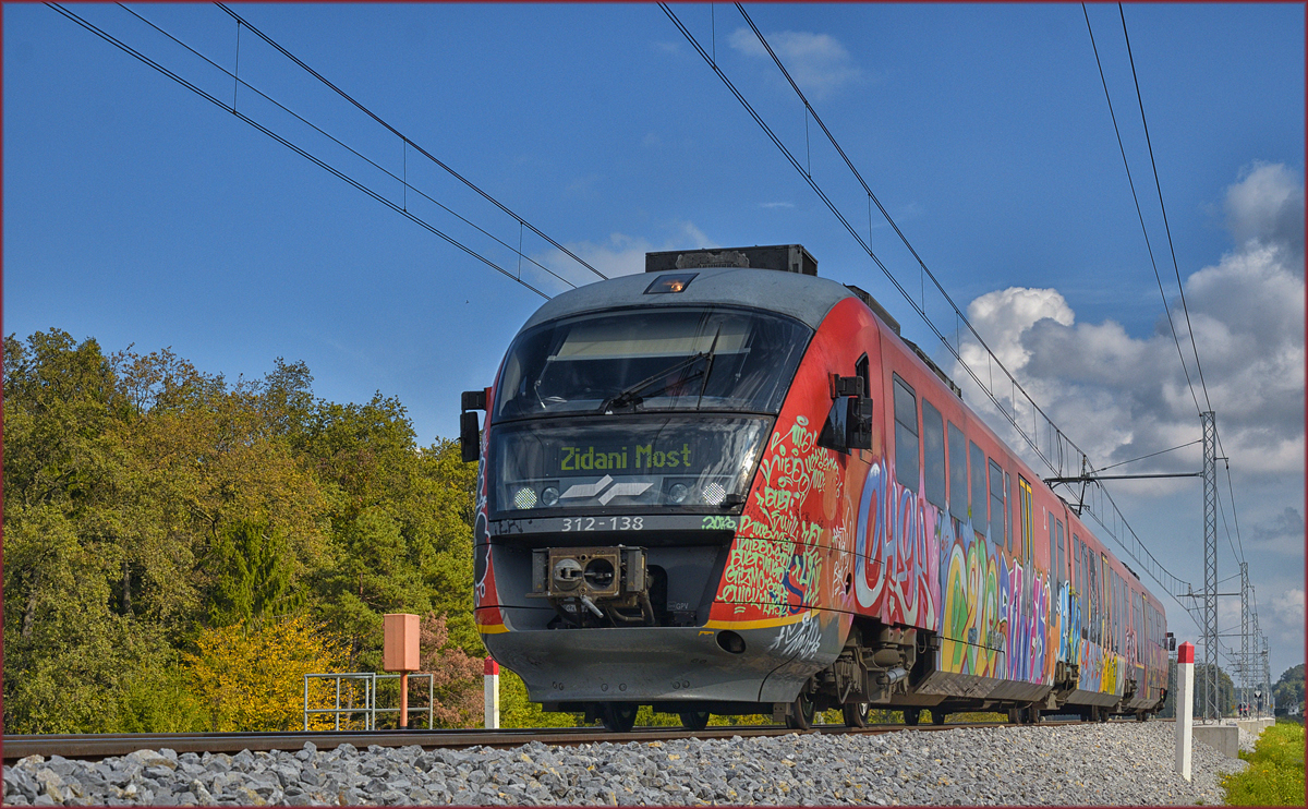 SŽ 312-138 fährt an Črešnjevec vorbei Richtung Zidani Most. /4.10.2017