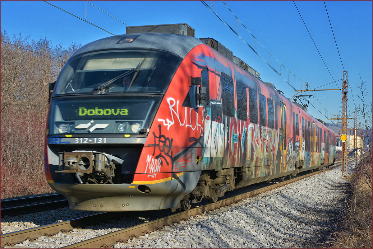 SŽ 321-131 fährt durch Maribor-Tabor Richtung Dobova. /30.1.2018