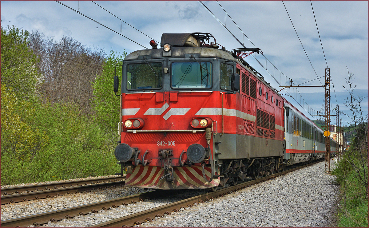 SŽ 342-005 zieht EC151 durch Maribor-Tabor Richtung Ljubljana. /17.4.2018
