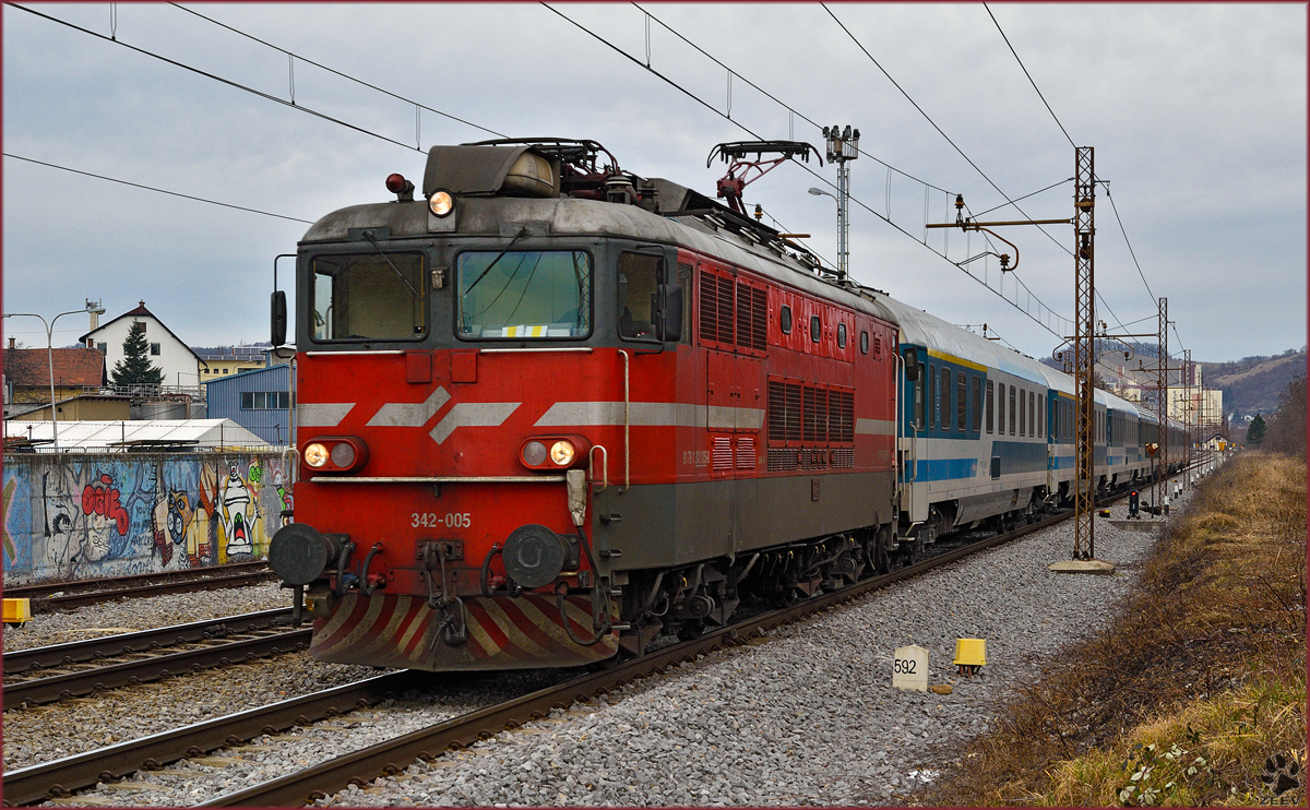 SŽ 342-005 zieht EC151 durch Maribor-Tabor Richtung Ljubljana. /2.2.2016