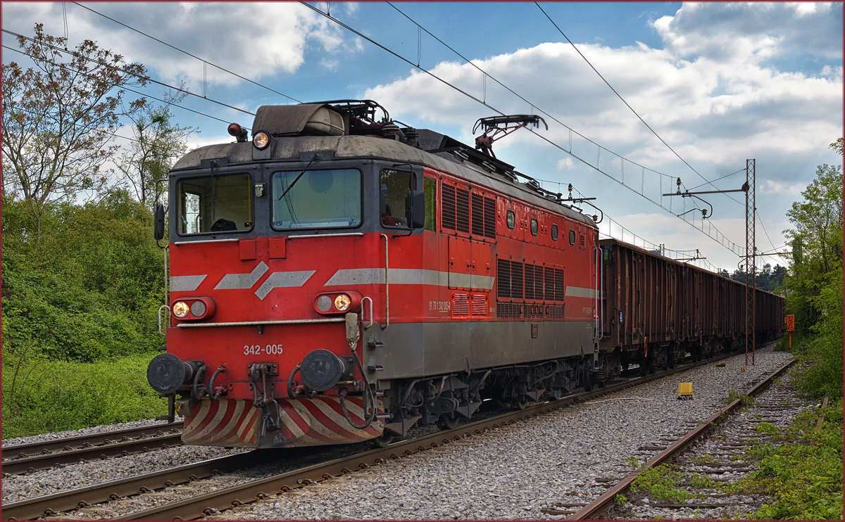 SŽ 342-005 zieht Güterzug durch Maribor-Tabor Richtung Norden. /30.4.2017