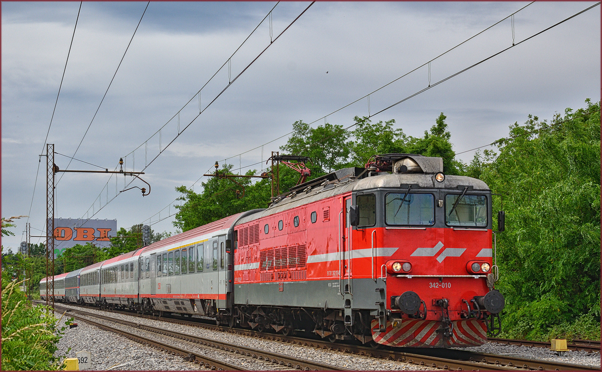 SŽ 342-010 zieht EC158 durch Maribor-Tabor Richtung Wien. /6.6.2017
