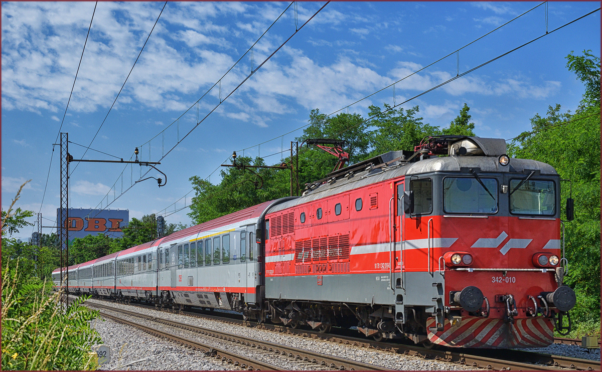SŽ 342-010 zieht EC158 durch Maribor-Tabor Richtung Wien. /13.6.2017