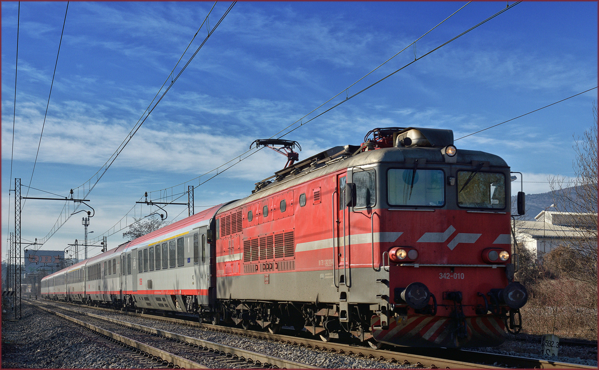 SŽ 342-010 zieht EC158 durch Maribor-Tabor Richtung Wien. /30.1.2018
