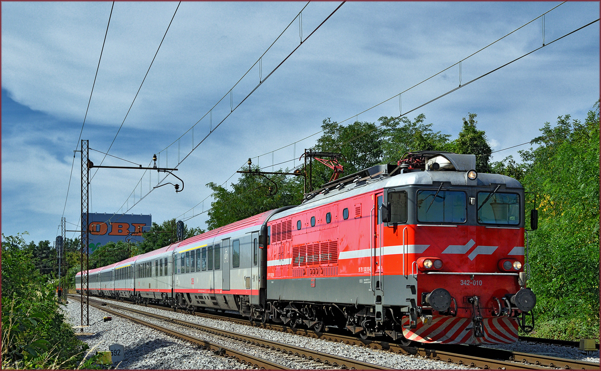 SŽ 342-010 zieht EC158 durch Maribor-Tabor Richtung Wien. /2.8.2016