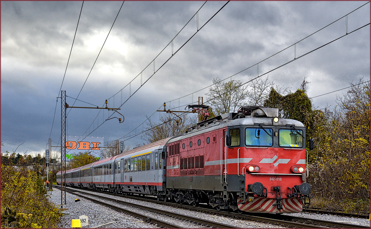 SŽ 342-010 zieht EC158 durch Maribor-Tabor Richtung Wien. /18.11.2016