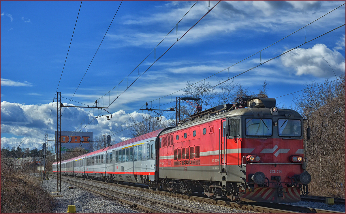 SŽ 342-014 zieht EC158 durch Maribor-Tabor Richtung Wien. /10.3.2017