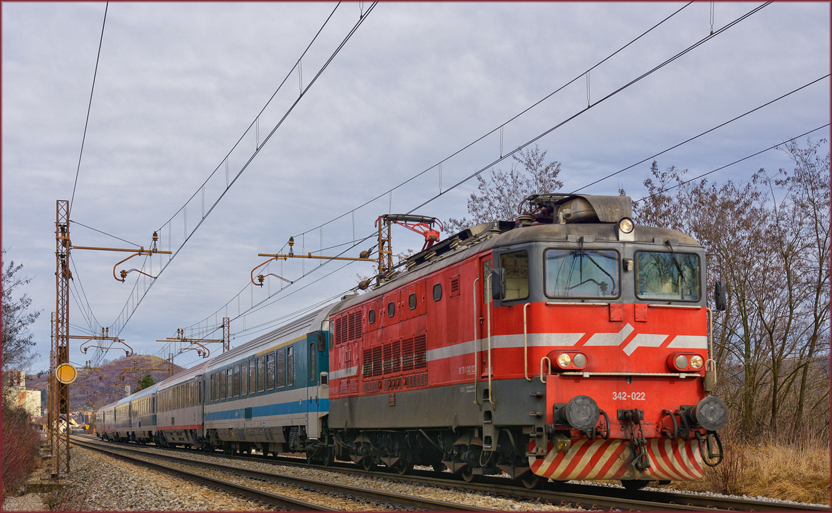 SŽ 342-022 zieht EC151 durch Maribor-Tabor Richtung Ljubljana. /2.1.2018