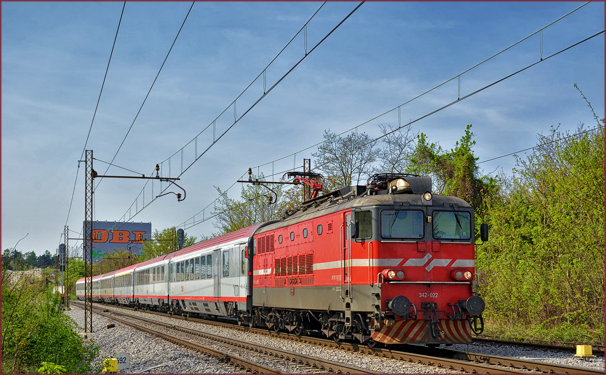 SŽ 342-022 zieht EC158 durch Maribor-Tabor Richtung Wien. /12.4.2017