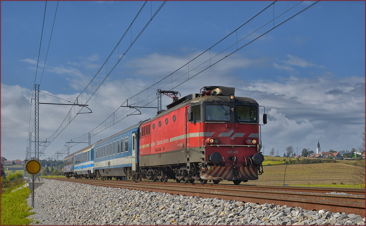 SŽ 342-022 zieht MV247 Citadella an Črešnjevec vorbei Richtung Budapest. /4.10.2017