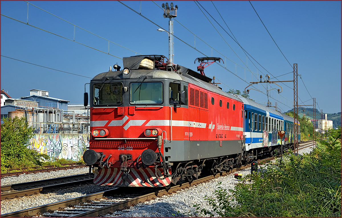 SŽ 342-022 zieht Personenzug durch Maribor-Tabor Richtung Ormož. /13.9.2016
