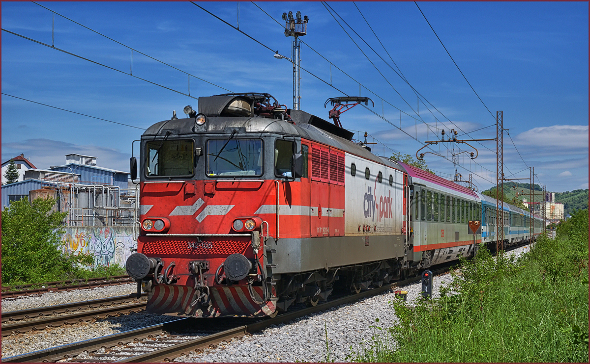 SŽ 342-025 zieht EC151 durch Maribor-Tabor Richtung Ljubljana. /10.5.2017