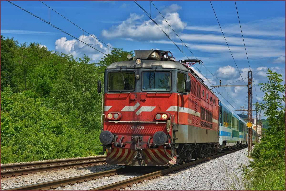 SŽ 342-025 zieht EC151 durch Maribor-Tabor Richtung Ljubljana. /18.5.2018