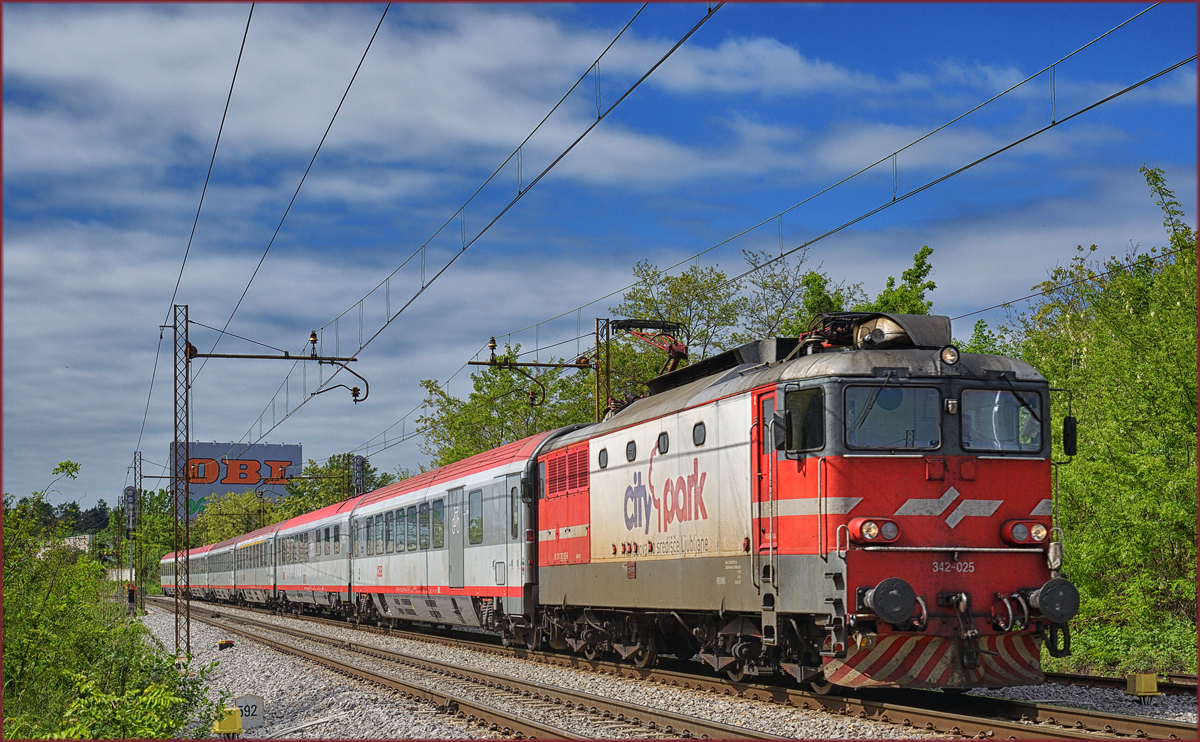 SŽ 342-025 zieht EC158 durch Maribor-Tabor Richtung Wien. /10.5.2017