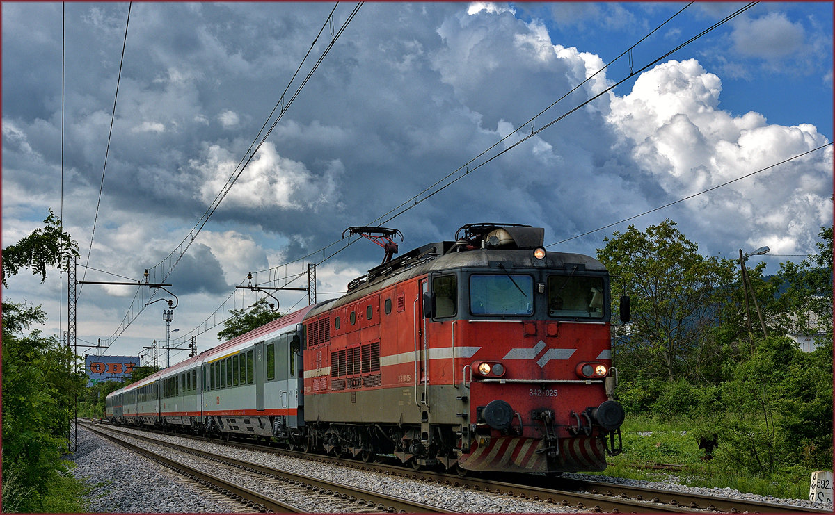 SŽ 342-025 zieht EC158 durch Maribor-Tabor Richtung Wien. /18.5.2018
