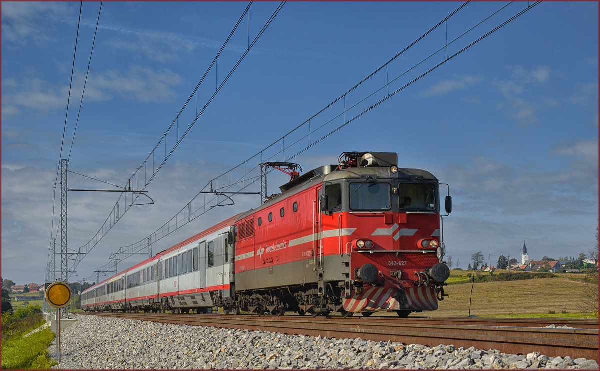 SŽ 342-027 zieht EC158 an Črešnjevec vorbei Richtung Wien. /4.10.2017