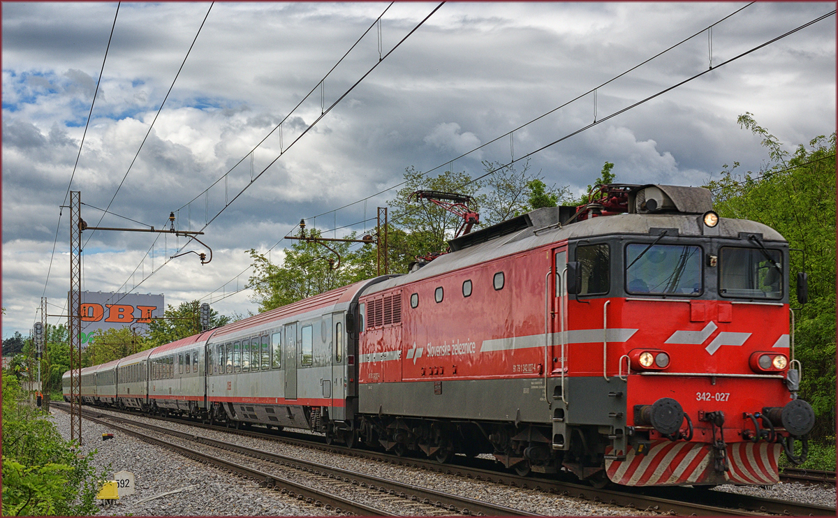 SŽ 342-027 zieht EC158 durch Maribor-Tabor Richtung Wien. /8.5.2017