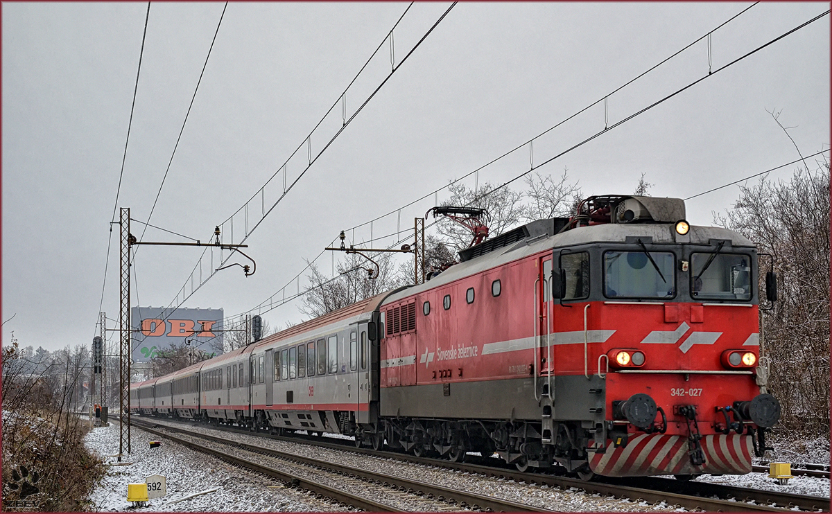SŽ 342-027 zieht EC158 durch Maribor-Tabor Richtung Wien. /23.12.2016