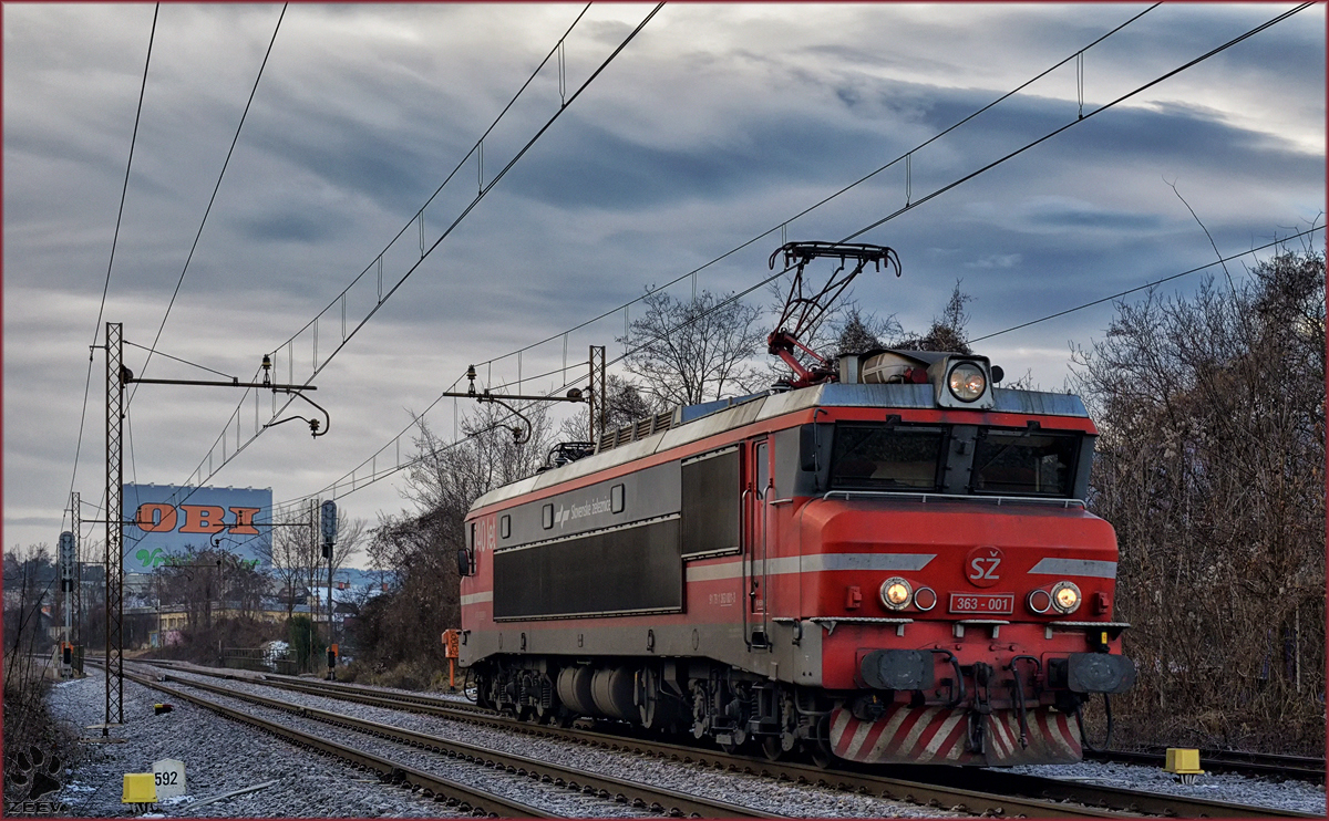 SŽ 363-001 fährt als Lokzug durch Maribor-Tabor Richtung Maribor HBF. /4.1.2017