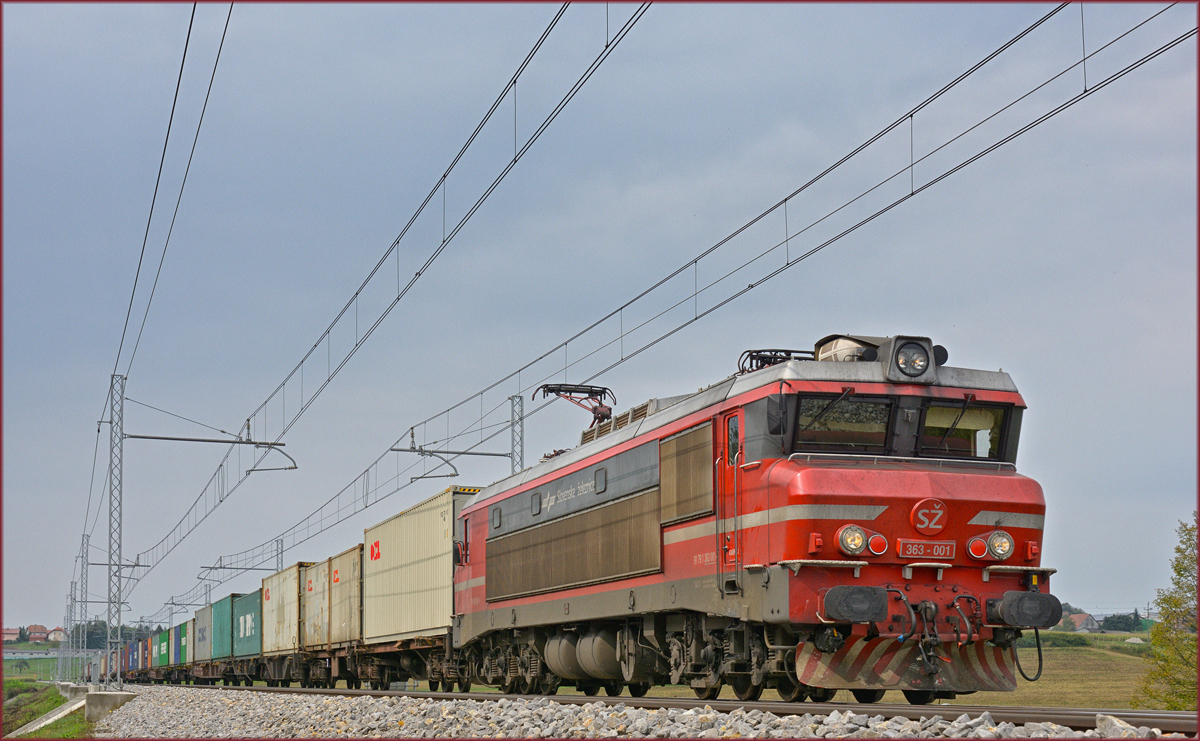 SŽ 363-001 zieht Containerzug an Črešnjevec vorbei Richtung Norden. /5.9.2018