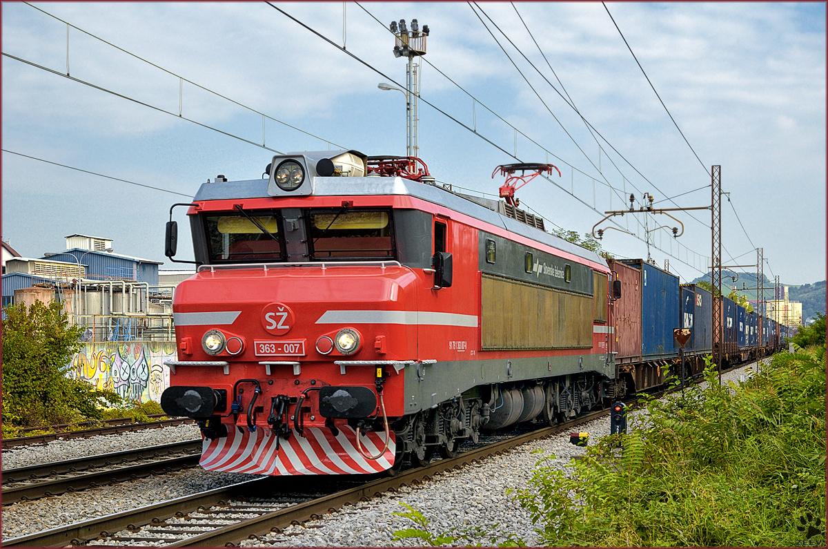 SŽ 363-007 zieht Containerzug durch Maribor-Tabor Richtung Koper Hafen. /27.9.2016