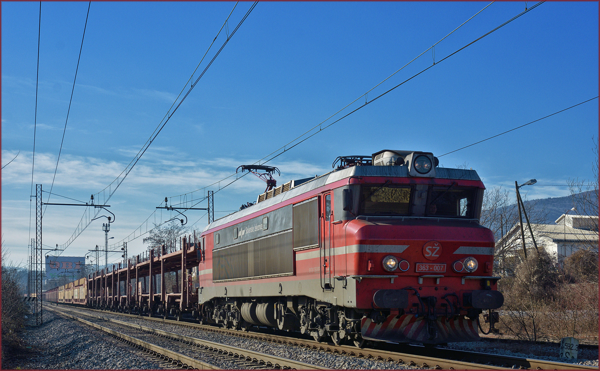 SŽ 363-007 zieht leeren Autozug durch Maribor-Tabor Richtung Norden. /30.1.2018
