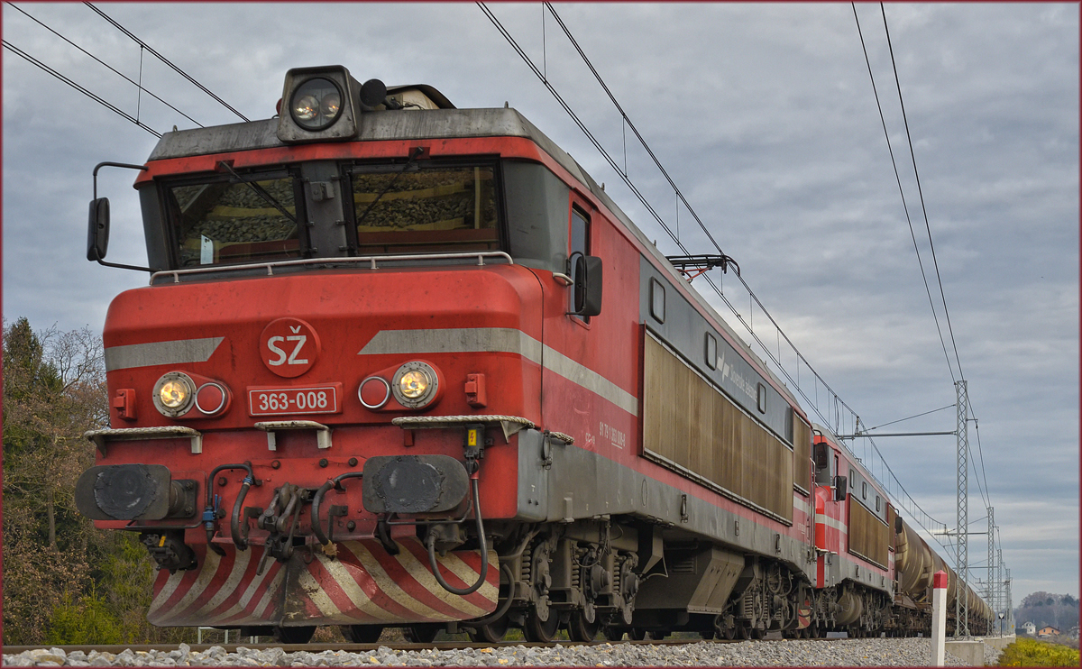 SŽ 363-008 zieht Kesselzug an Črešnjevec vorbei Richtung Süden. /21.11.2017