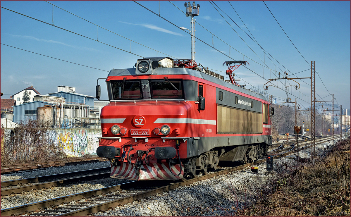 SŽ 363-009 fährt als Lokzug durch Maribor-Tabor Richtung Tezno VBF. /17.2.2017