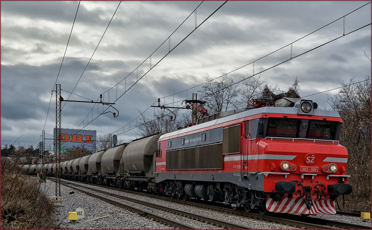 SŽ 363-009 zieht Kesselzug durch Maribor-Tabor Richtung Norden. /28.12.2016