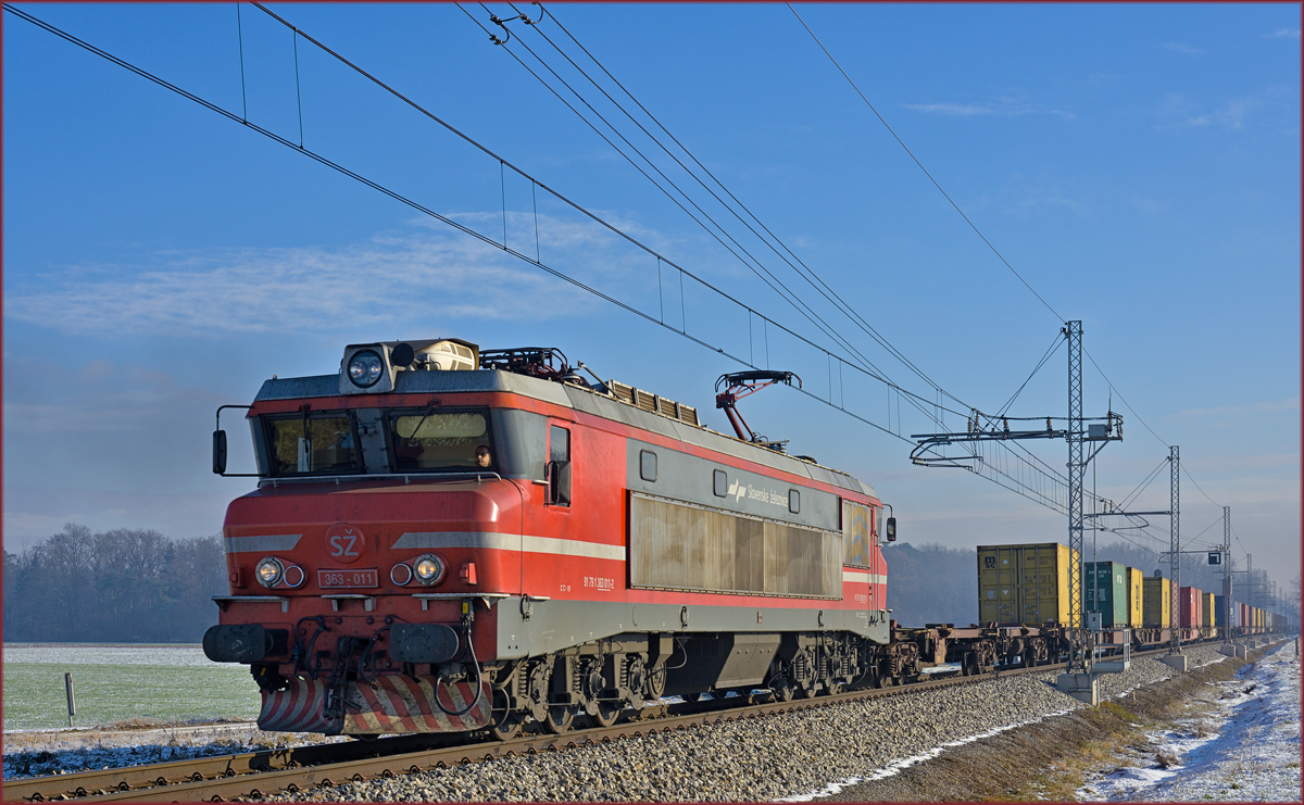 SŽ 363-011 zieht Containerzug durch Cirkovce-Polje Richtung Koper Hafen. /18.12.2018