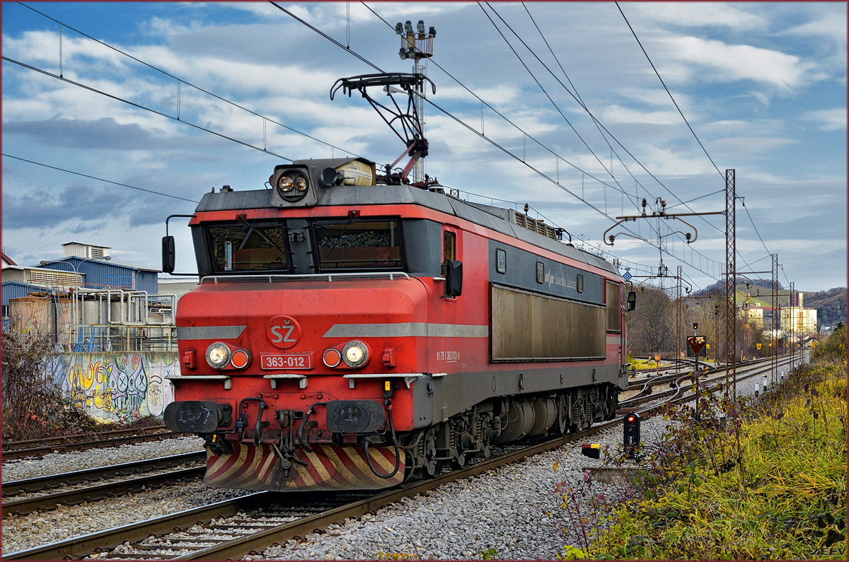 SŽ 363-012 fährt als Lokzug durch Maribor-Tabor Richtung Tezno VBF. /21.11.2016