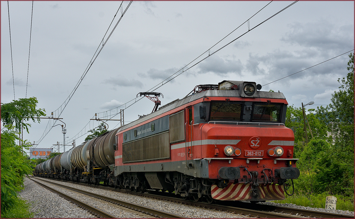 SŽ 363-012 zieht Gūterzug durch Maribor-Tabor Richtung Norden. /14.6.2018