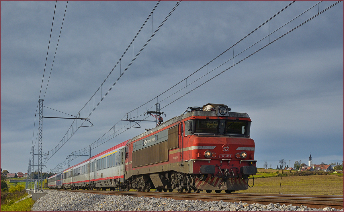 SŽ 363-013 zieht EC158 an Črešnjevec vorbei Richtung Wien. /25.10.2017