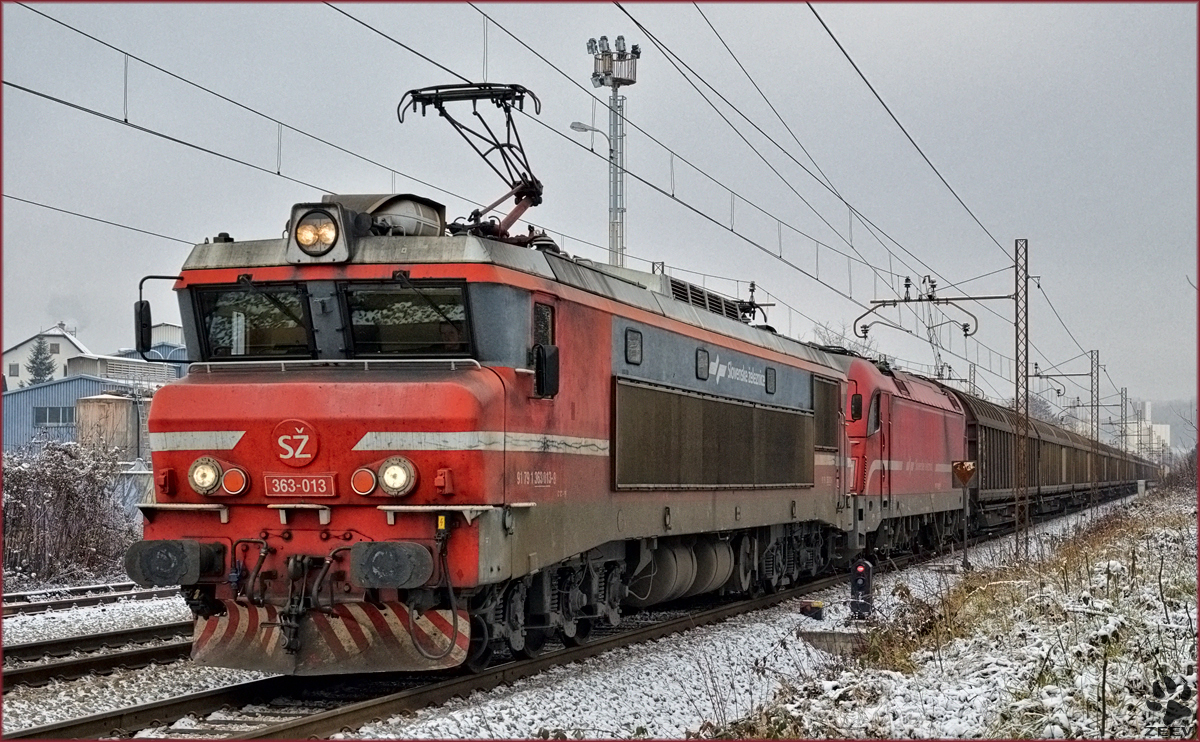 SŽ 363-013 zieht SŽ 541-011 und Güterzug durch Maribor-Tabor Richtung Süden. /23.12.2016