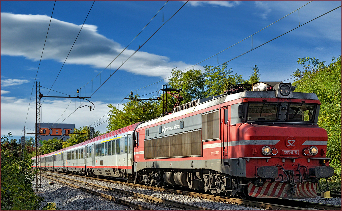 SŽ 363-018 zieht EC158 durch Maribor-Tabor Richtung Wien. /4.10.2016